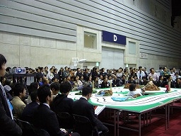 びっしりと埋まった会場
